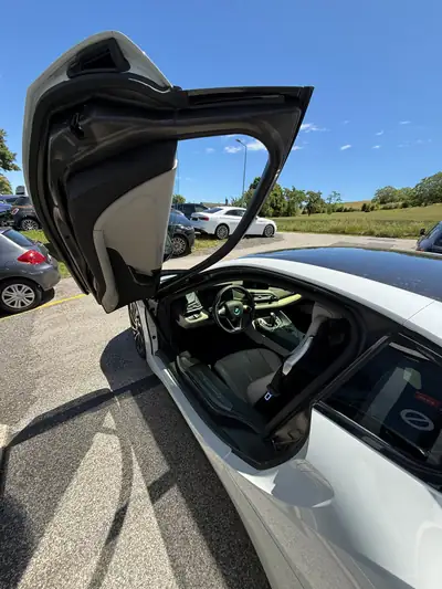 BMW i8 Coupé — Le sportif hybride rechargeable qui révolutionne la performance écologique — Seitenansicht