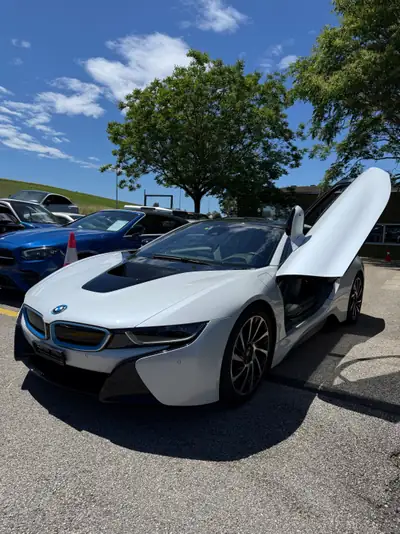 BMW i8 Coupé — Le sportif hybride rechargeable qui révolutionne la performance écologique — Heckansicht