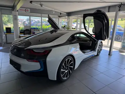 BMW i8 Coupé — Le sportif hybride rechargeable qui révolutionne la performance écologique — Armaturenbrett