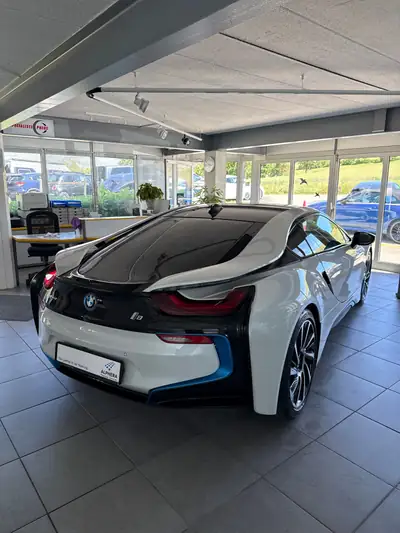 BMW i8 Coupé — Le sportif hybride rechargeable qui révolutionne la performance écologique — Miniatur 8