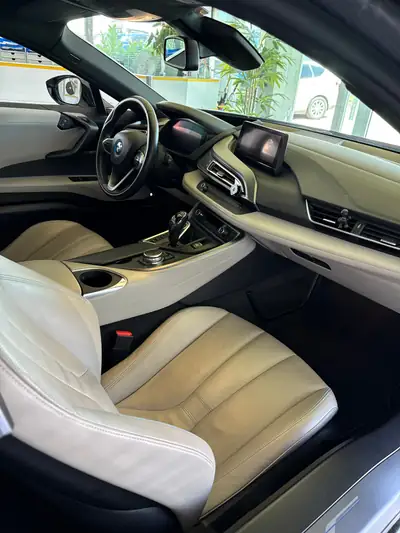 BMW i8 Coupé — Le sportif hybride rechargeable qui révolutionne la performance écologique — Miniatur 7