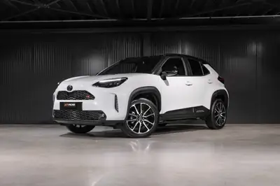Toyota Yaris Cross 1.5 GR Sport e-CVT — Petit SUV hybride performant, 30 500 km seulement — vue extérieure