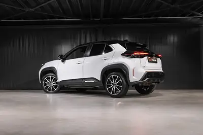 Toyota Yaris Cross 1.5 GR Sport e-CVT — Petit SUV hybride performant, 30 500 km seulement — côté