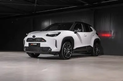 Toyota Yaris Cross 1.5 GR Sport e-CVT — Petit SUV hybride performant, 30 500 km seulement — intérieur