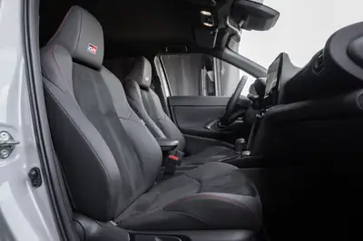 Toyota Yaris Cross 1.5 GR Sport e-CVT — Petit SUV hybride performant, 30 500 km seulement — Miniature 11