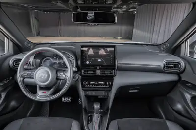 Toyota Yaris Cross 1.5 GR Sport e-CVT — Petit SUV hybride performant, 30 500 km seulement — Miniature 15