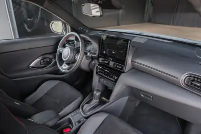 Toyota Yaris Cross 1.5 GR Sport e-CVT — Petit SUV hybride performant, 30 500 km seulement — Miniature 14