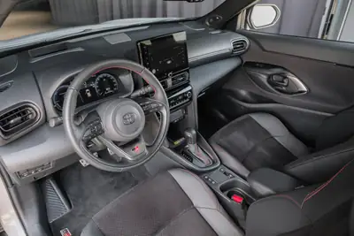 Toyota Yaris Cross 1.5 GR Sport e-CVT — Petit SUV hybride performant, 30 500 km seulement — Miniature 13