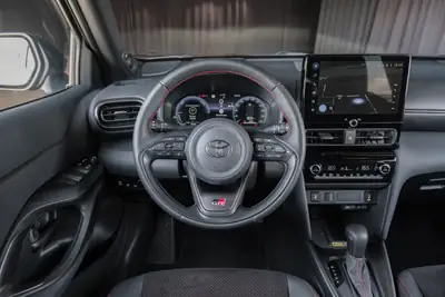 Toyota Yaris Cross 1.5 GR Sport e-CVT — Petit SUV hybride performant, 30 500 km seulement — Miniature 16