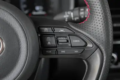 Toyota Yaris Cross 1.5 GR Sport e-CVT — Petit SUV hybride performant, 30 500 km seulement — Miniature 21