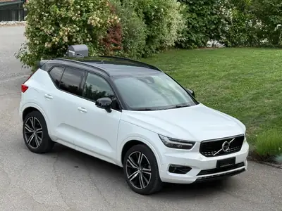 Volvo XC40 D4 AWD R-Design — SUV compact dynamique, diesel efficace, 72 500 km — side view