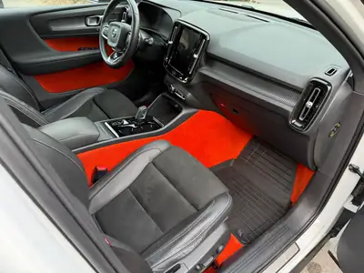 Volvo XC40 D4 AWD R-Design — SUV compact dynamique, diesel efficace, 72 500 km — detail