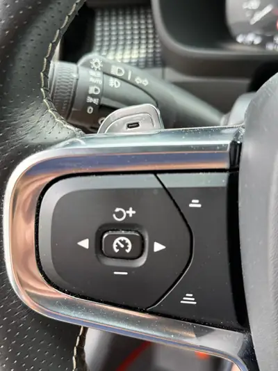 Volvo XC40 D4 AWD R-Design — SUV compact dynamique, diesel efficace, 72 500 km — Thumbnail 13