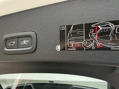 Volvo XC40 D4 AWD R-Design — SUV compact dynamique, diesel efficace, 72 500 km — Thumbnail 20