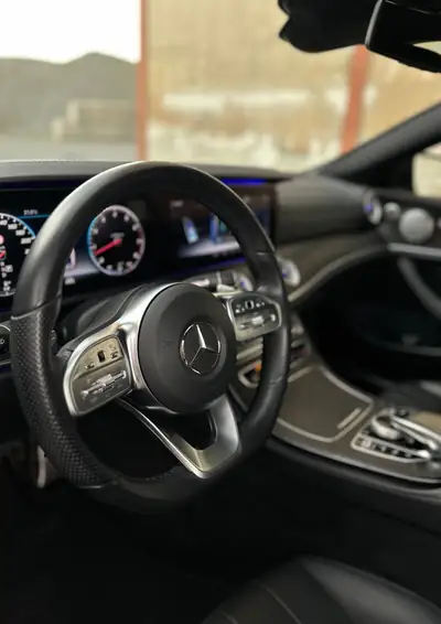 Mercedes-Benz E 450 AMG Line Coupé — Élégance sportive 4x4 avec 367 ch et équipements premium — côté