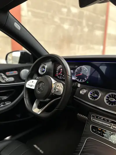 Mercedes-Benz E 450 AMG Line Coupé — Élégance sportive 4x4 avec 367 ch et équipements premium — intérieur