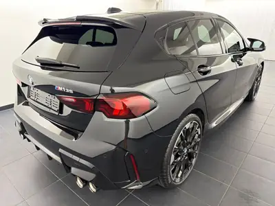 BMW M135 xDrive M Sport Pro 2025 — Berline sportive 300 ch, quasi neuve — Heckansicht