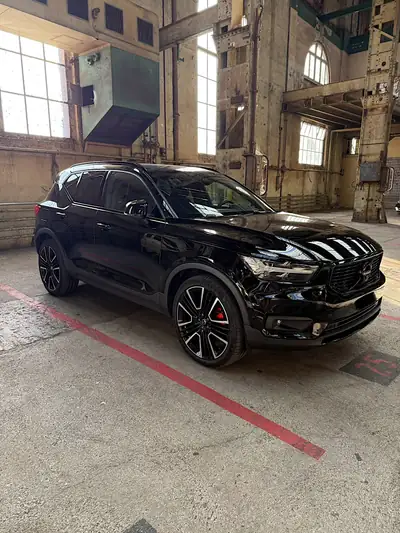 Volvo XC40 T5 Twin Engine R-Design — SUV Plug-in Hybrid performant et écologique — Heckansicht