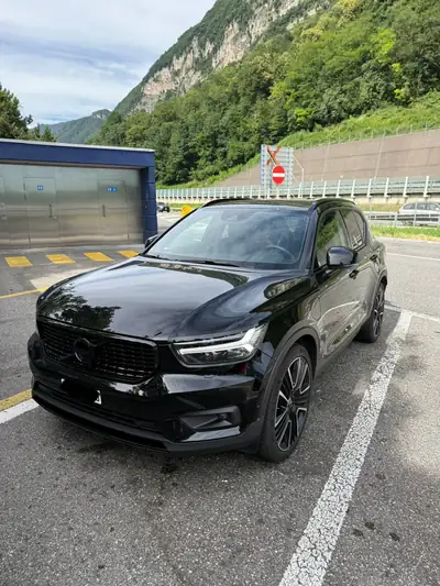 Volvo XC40 T5 Twin Engine R-Design — SUV Plug-in Hybrid performant et écologique — Seitenansicht