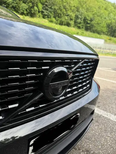 Volvo XC40 T5 Twin Engine R-Design — SUV Plug-in Hybrid performant et écologique — Armaturenbrett