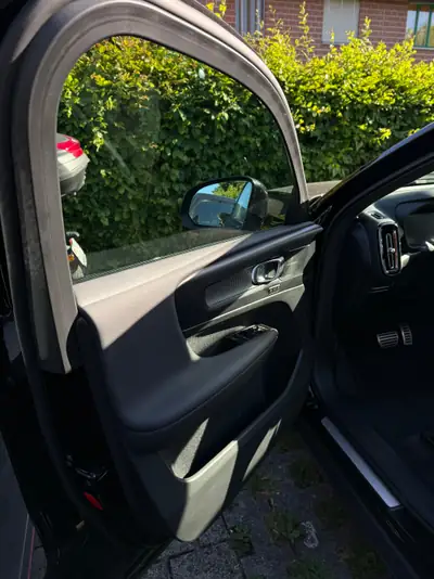 Volvo XC40 T5 Twin Engine R-Design — SUV Plug-in Hybrid performant et écologique — Miniatur 8