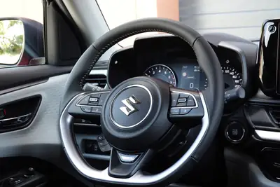 Suzuki Swift 1.2 Hybrid CVT — Citadine agile et économe avec 5 ans de garantie — Miniature 12