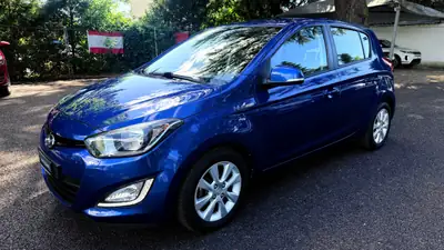 Hyundai i20 1.4 Premium — Citadine dynamique, 80'000 km, entretien suivi — vista posteriore