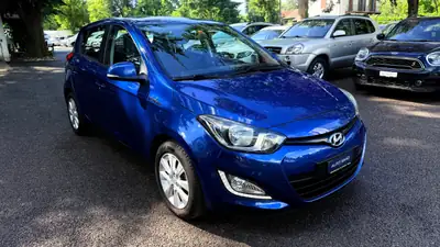 Hyundai i20 1.4 Premium — Citadine dynamique, 80'000 km, entretien suivi — fianco