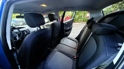 Hyundai i20 1.4 Premium — Citadine dynamique, 80'000 km, entretien suivi — Miniatura 9