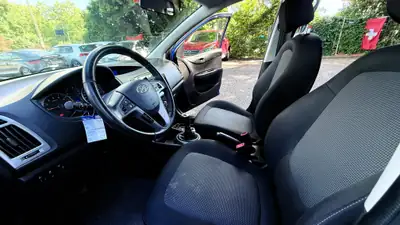 Hyundai i20 1.4 Premium — Citadine dynamique, 80'000 km, entretien suivi — Miniatura 11