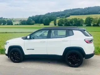 Jeep Compass 1.3 Turbo Night Eagle 2021 — SUV compact fiable, entretien suivi — exterior view