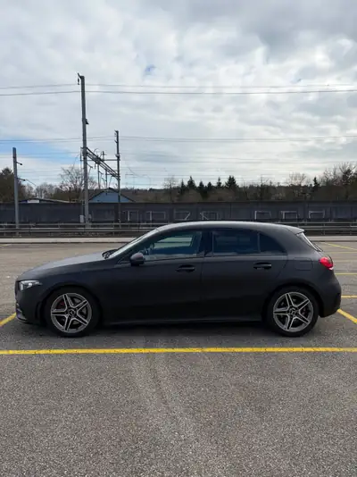 Mercedes-Benz Classe A 220 AMG Line — Berline compacte premium, 91'000 km, équipée Apple CarPlay — vista posteriore