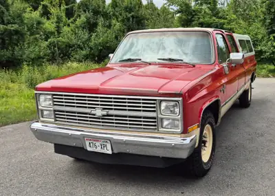 Chevrolet Silverado C30 Crewcab 1984 — Pickup légendaire américain, 234 ch et 6 places — Innenraum