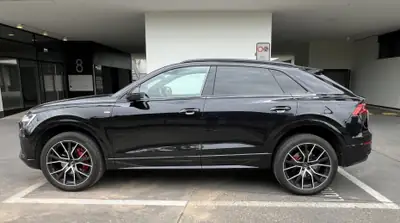 Audi Q8 50 TDI quattro — SUV coupé premium, motorisation hybride légère, première main — fianco