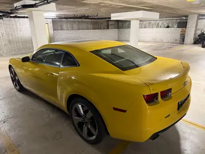 Chevrolet Camaro SS — Muscle car américain 403 ch, teinte jaune exclusive — vista posteriore