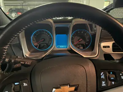 Chevrolet Camaro SS — Muscle car américain 403 ch, teinte jaune exclusive — fianco
