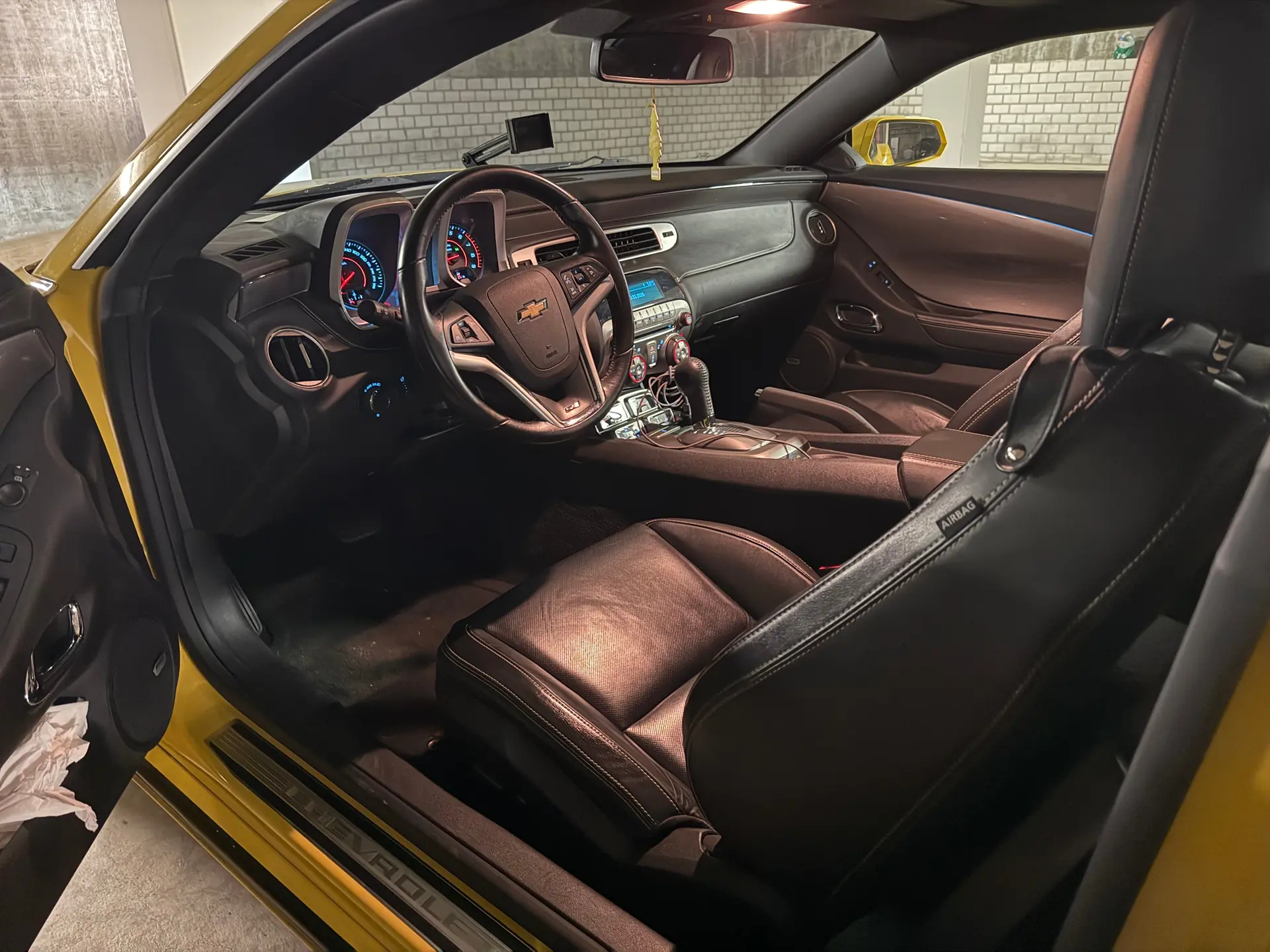 Chevrolet Camaro SS — Muscle car américain 403 ch, teinte jaune exclusive — vista esterna