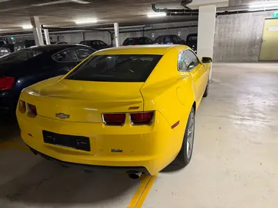 Chevrolet Camaro SS — Muscle car américain 403 ch, teinte jaune exclusive — interni