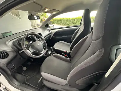 Peugeot 108 1.0 VTi — Citadine agile à seulement 29'000 km, essence économique — Miniatura 9