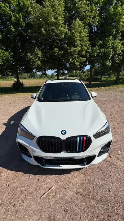 BMW X1 20i xDrive — SUV compact premium, équipement haut de gamme, entretien impeccable — exterior view