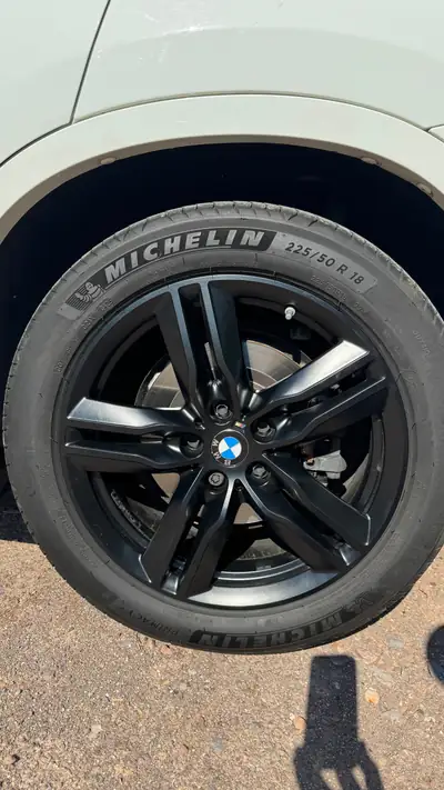 BMW X1 20i xDrive — SUV compact premium, équipement haut de gamme, entretien impeccable — rear view