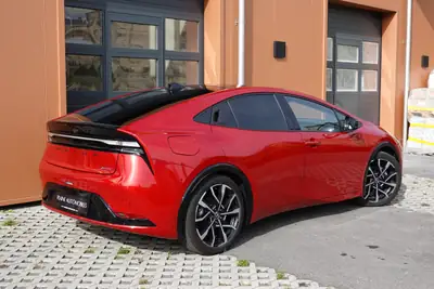 Toyota Prius 2024 — Hybride rechargeable Premium, 27 000 km, toit solaire et équipements haut de gamme — détail