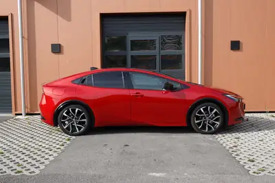 Toyota Prius 2024 — Hybride rechargeable Premium, 27 000 km, toit solaire et équipements haut de gamme — intérieur