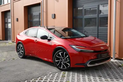 Toyota Prius 2024 — Hybride rechargeable Premium, 27 000 km, toit solaire et équipements haut de gamme — Miniature 7