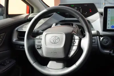 Toyota Prius 2024 — Hybride rechargeable Premium, 27 000 km, toit solaire et équipements haut de gamme — Miniature 12