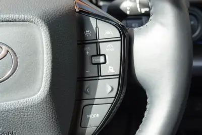 Toyota Prius 2024 — Hybride rechargeable Premium, 27 000 km, toit solaire et équipements haut de gamme — Miniature 13