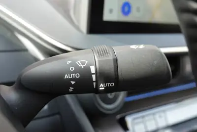 Toyota Prius 2024 — Hybride rechargeable Premium, 27 000 km, toit solaire et équipements haut de gamme — Miniature 15