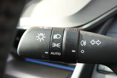 Toyota Prius 2024 — Hybride rechargeable Premium, 27 000 km, toit solaire et équipements haut de gamme — Miniature 14