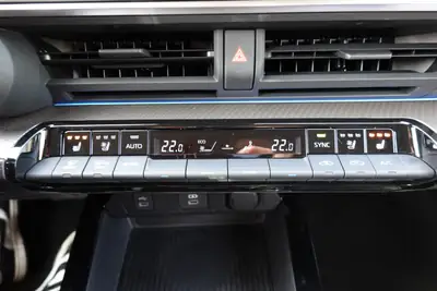 Toyota Prius 2024 — Hybride rechargeable Premium, 27 000 km, toit solaire et équipements haut de gamme — Miniature 18