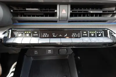 Toyota Prius 2024 — Hybride rechargeable Premium, 27 000 km, toit solaire et équipements haut de gamme — Miniature 17